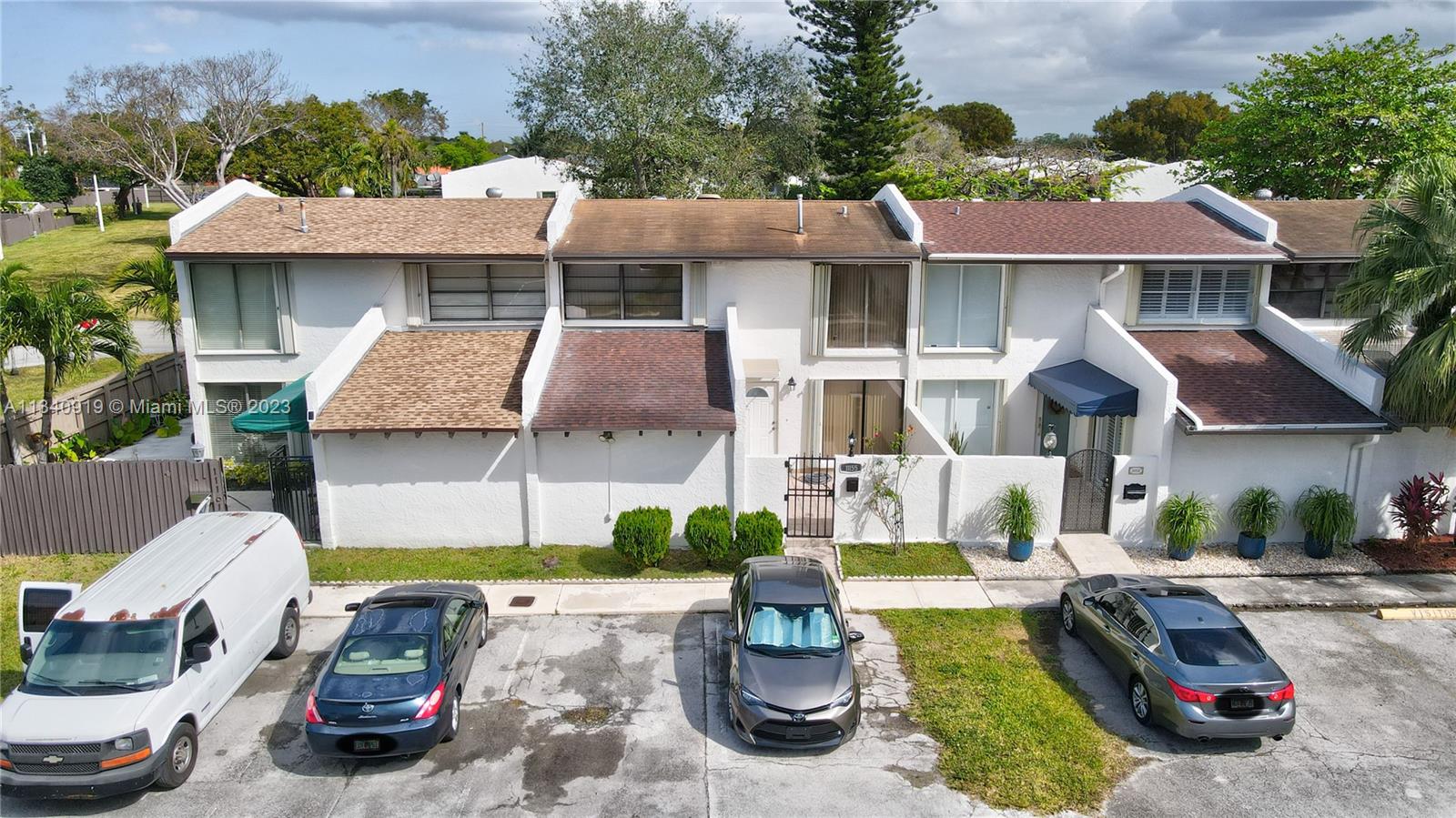 Beautiful 3 bed 2 bath townhome located in gated friendly community, nestled in the heart of Miami close to the mall, grocery stores and (Palmetto and Turnpike) highways, The community has a pool, playground and tennis courts. The HOA creates other events for home owners to attend with family and friends during the holidays. Low maintenance fee!