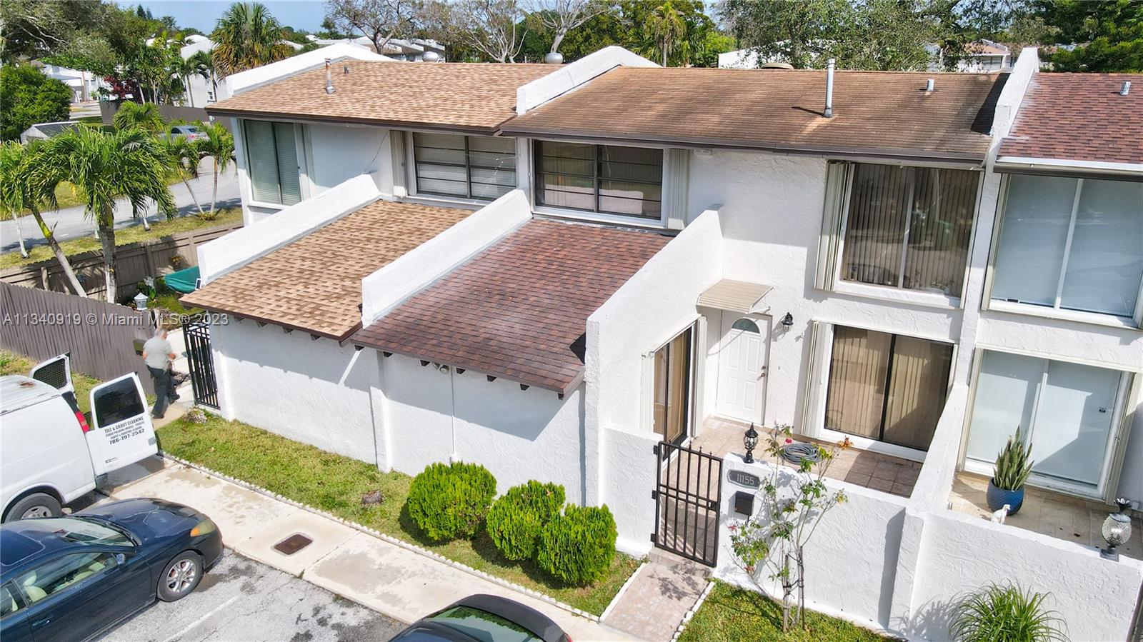 SNAPPER CREEK TOWNHOUSES - Residential