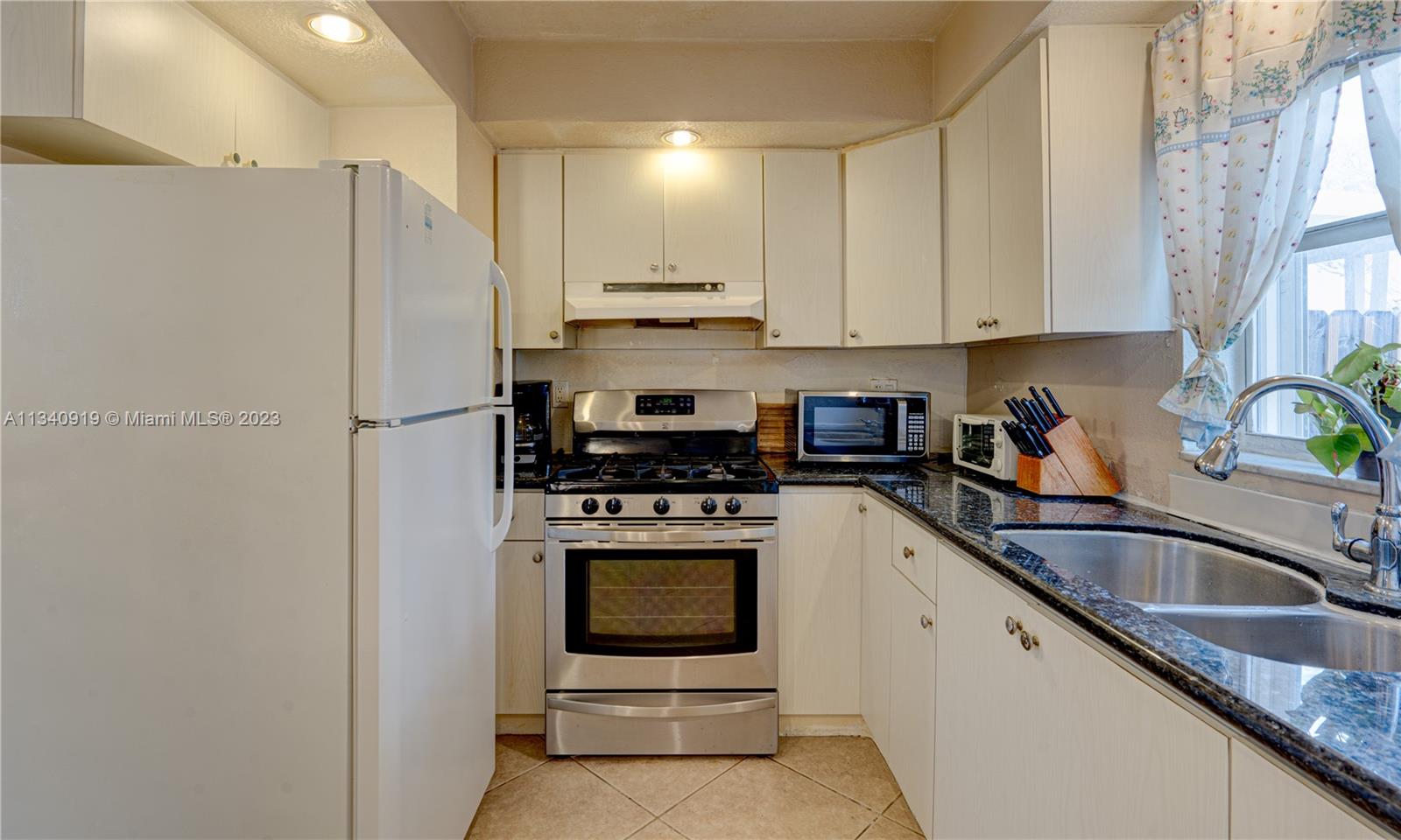 SNAPPER CREEK TOWNHOUSES - Residential