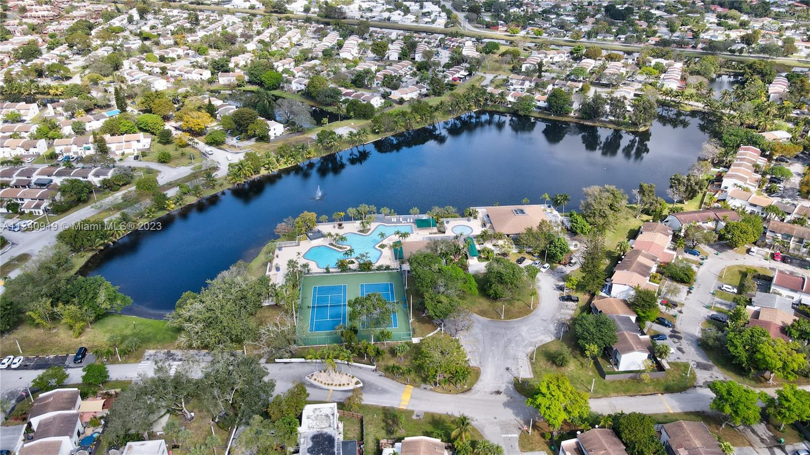 SNAPPER CREEK TOWNHOUSES - Residential