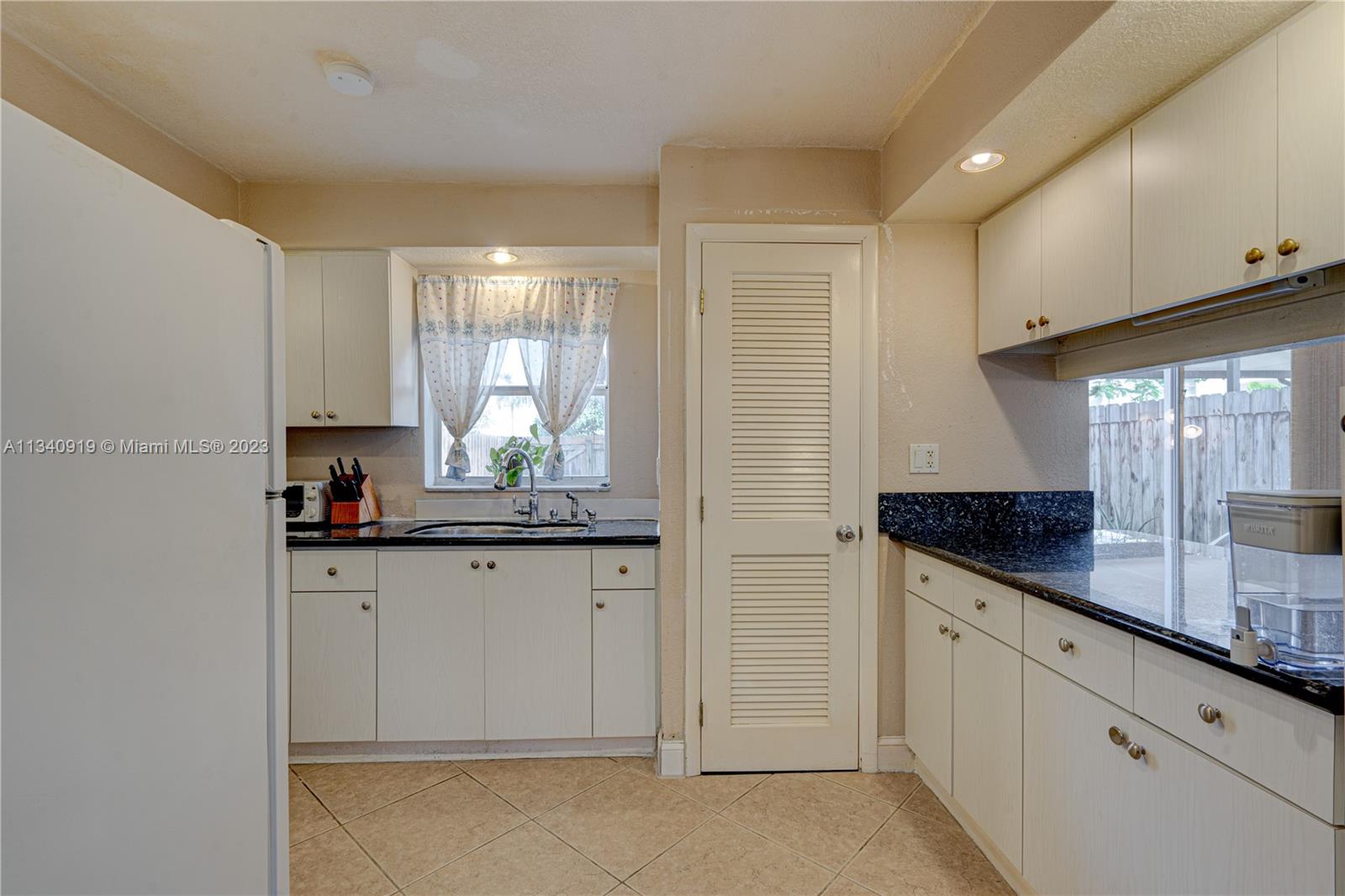 SNAPPER CREEK TOWNHOUSES - Residential