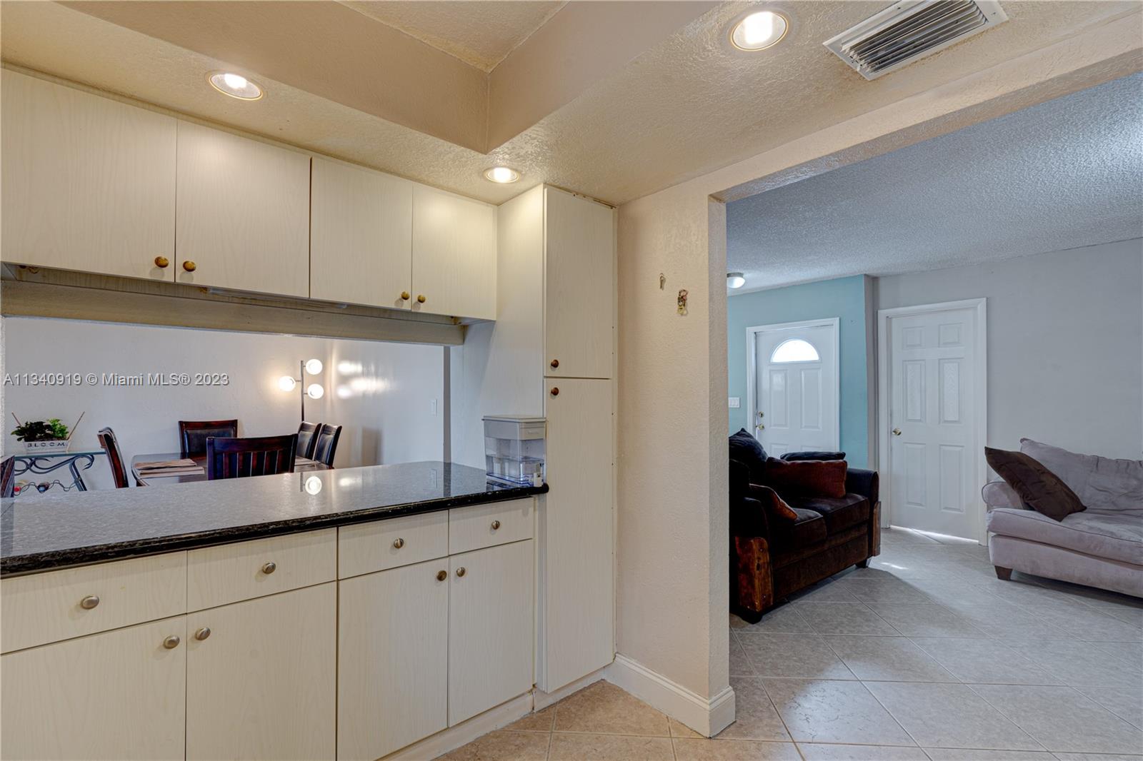 SNAPPER CREEK TOWNHOUSES - Residential