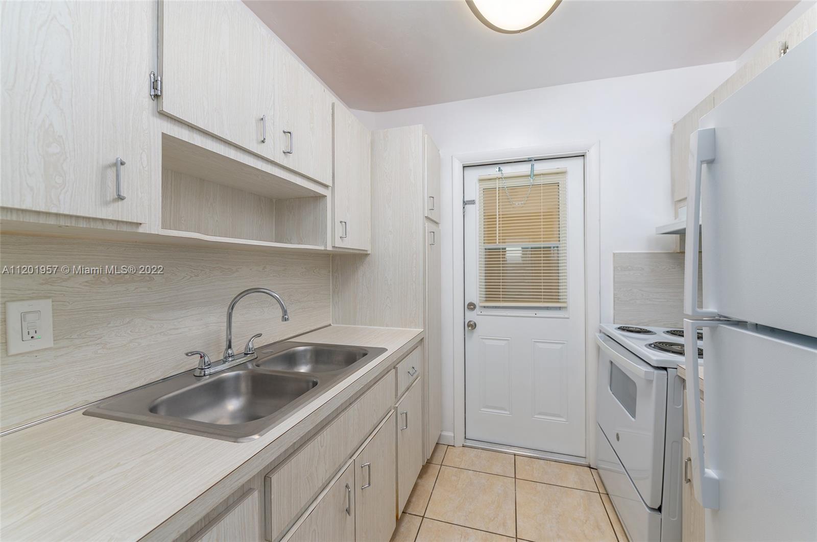 HOLLYWOOD HILLS - Residential Lease