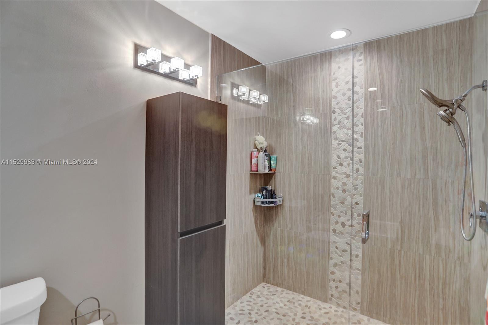 REPLAT OF PORTION - Residential Lease