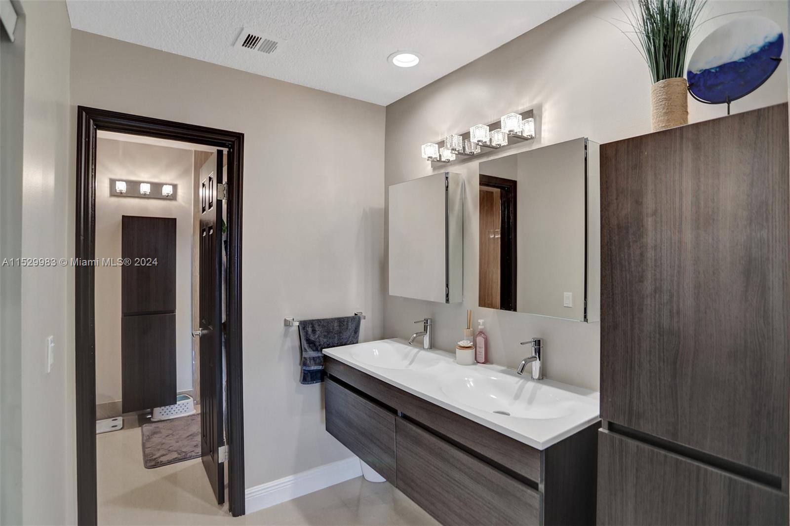 REPLAT OF PORTION - Residential Lease