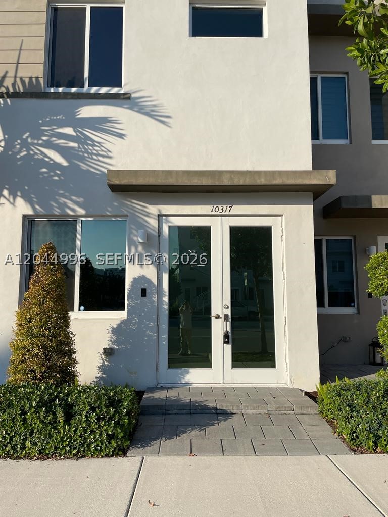 LANDMARK AT DORAL CENTRAL - Residential Lease