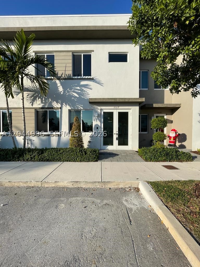 LANDMARK AT DORAL CENTRAL - Residential Lease