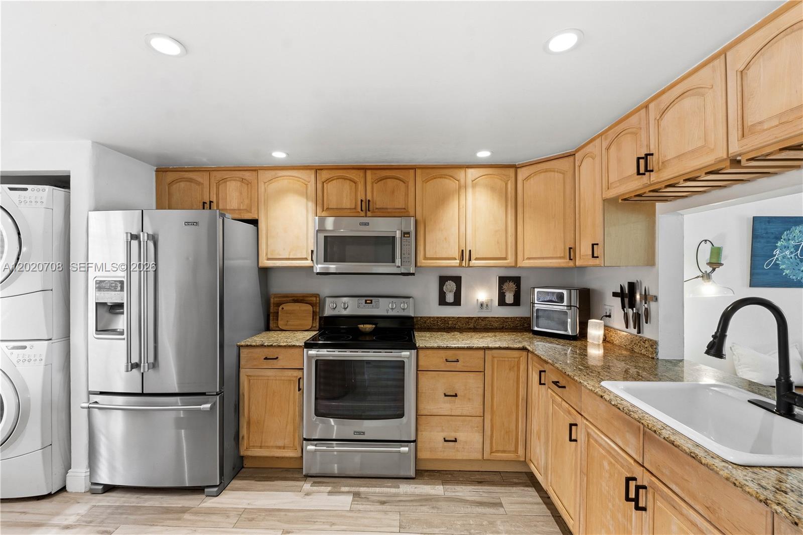 LAGO WEST CONDOMINIUM - Residential
