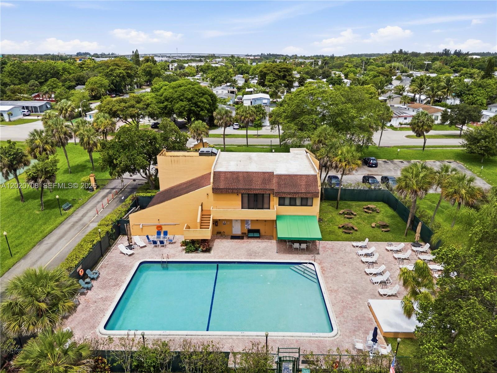 LAGO WEST CONDOMINIUM - Residential