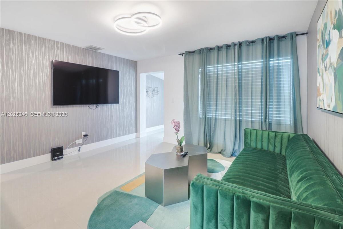 HOLLYWOOD PARK - Residential