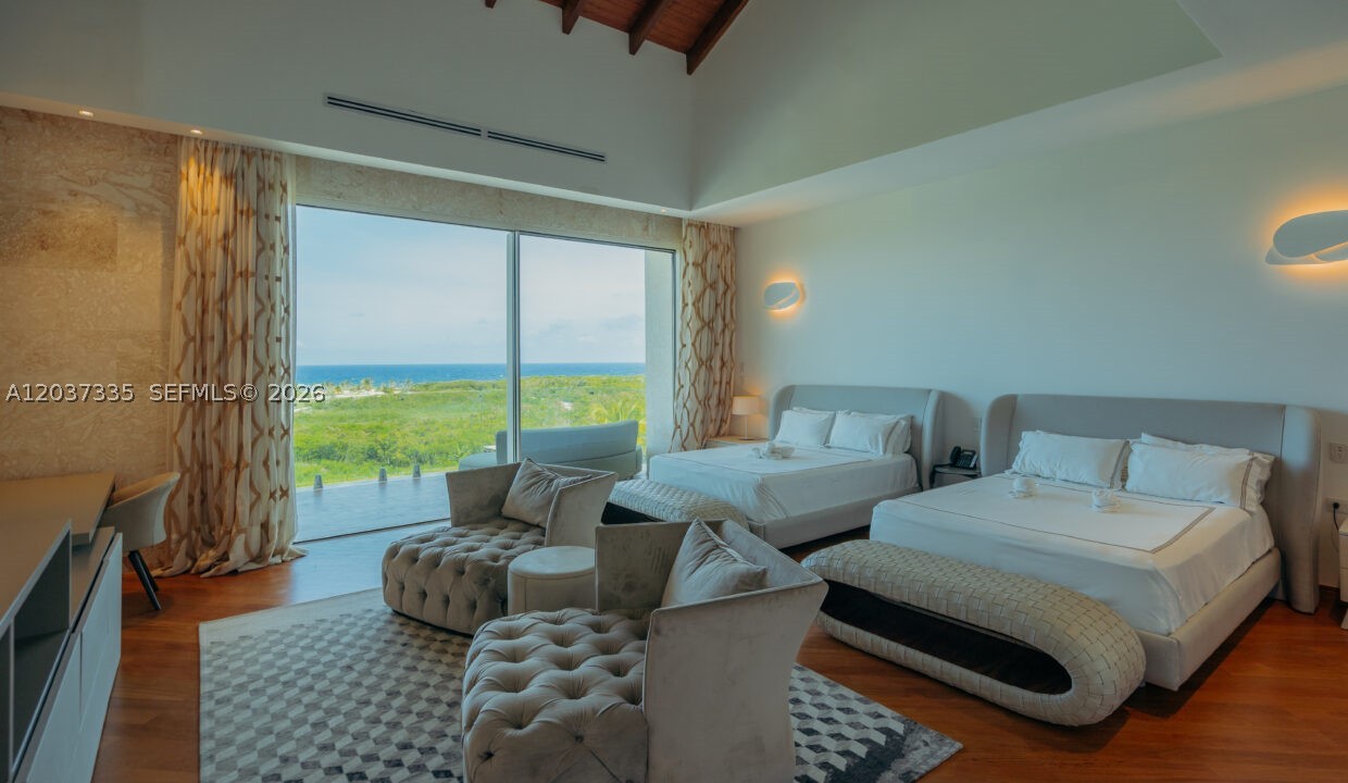 Spectacular villa located in the exclusive area of ??Fundadores de Golf, within Cap Cana. With modern and bright architecture, this property represents a perfect combination of luxury, spaciousness and exclusivity.

The villa has 6 large bedrooms, 7 bathrooms, living room, dining room, equipped kitchen, service area and a large terrace where an impressive pool stands out as the protagonist of the outdoor space.

It is sold fully furnished and equipped with air conditioning and appliances. In addition, it has a garden, private terrace and parking.

Located in front of the golf course and within a gated community, it offers proximity to outstanding amenities of Cap Cana such as the Punta Espada golf course, Caletón Beach Club and the equestrian center.