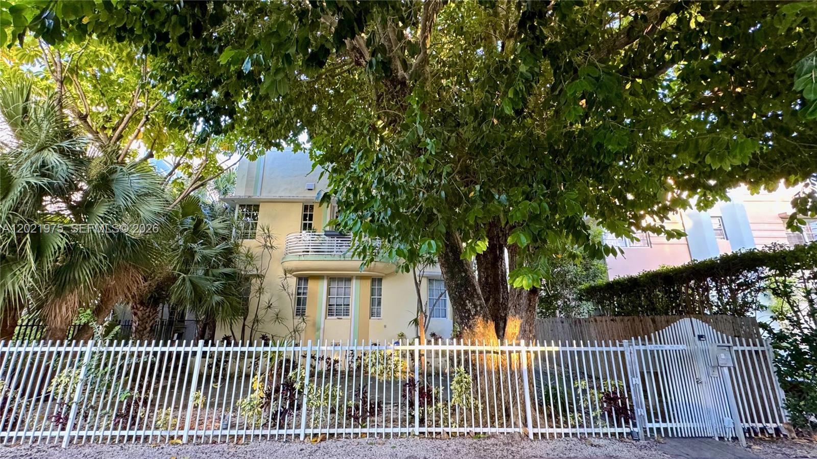 Charming 2/1 Art Deco unit in the heart of South Beach, just 1 block from Espanola way and 2 blocks from Flamingo Park. Featuring refreshed hardwood flooring, and Art Deco decorative fireplace and ceiling detailing. Unit has a great layout with 2 large bedrooms and connecting bathroom. Also includes a washer/dryer combo unit. Textbook South Beach living in a lovely and quiet building. Perfect for
investors, and very tightly managed. Association requires a minimum credit score of 700 for all residents.