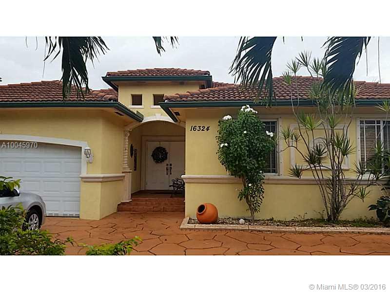 4 BEDROOMS AND 3 BATHROOMS SINGLE FAMILY HOME IN MIAMI LAKES, CLOSE TO MARKETS, RESTAURANTS, SCHOOLS AND MORE.