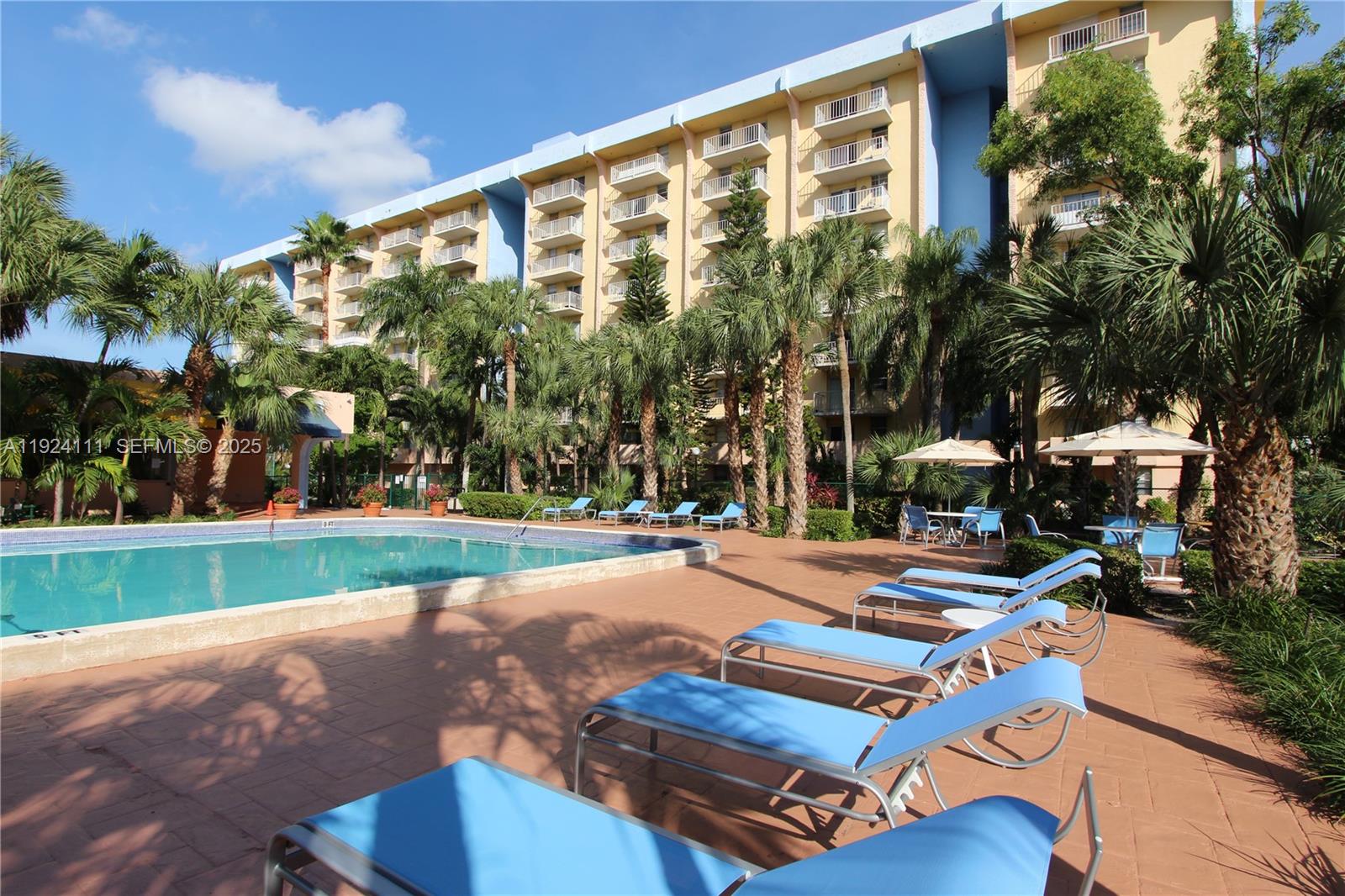 NICE CONDO AT YOLANDA VILLAS. GATED COMMUNITY PLENTY OF AMMENITIES: COMMUNITY POOL, EXERCISE ROOM, TENNIS COURT, LAUNDRY FACILITIES, SIDEWALKS AND GREEN AREAS. ENJOY THE UNIT VIEW, CERAMIC FLOORS ALL OVER, EXCELENT CONDITIONS AND ONE OF THE BEST LOCATION IN MIAMI.