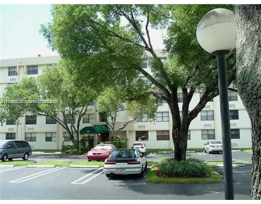 STUDIO APARTMENT IN CORAL SPRIGS. MINUTES TO SHOPPING. MAIN ARTERY. WHY PAY RENT WHEN YOU CAN OWN YOUR HOME AND SAVE FOR THE FUTURE.A/C 2 YEARS OLD, WATER HEATER 1 YEAR OLD ,SMALL PETS ALLOWED.
