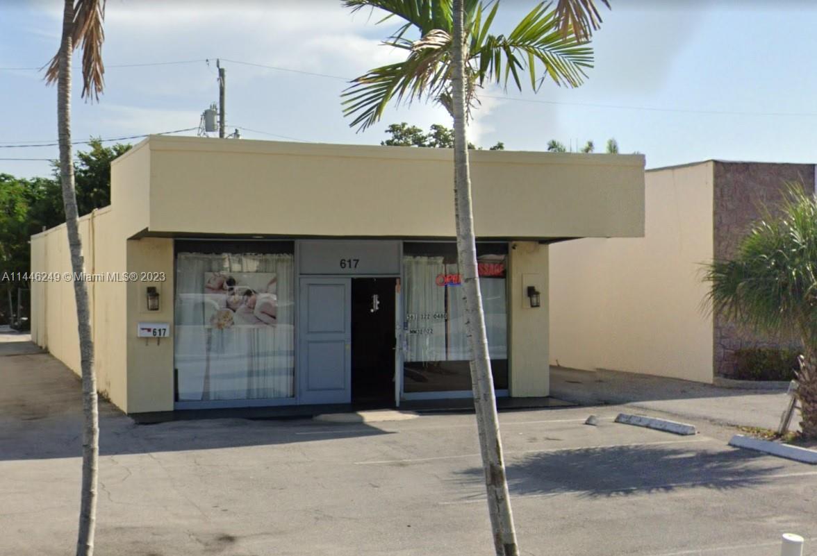 Great location freestanding retail space fronting Northlake Blvd. Great investment opportunity or use for own business. Currently in use for retail service.

Seller is motivated.