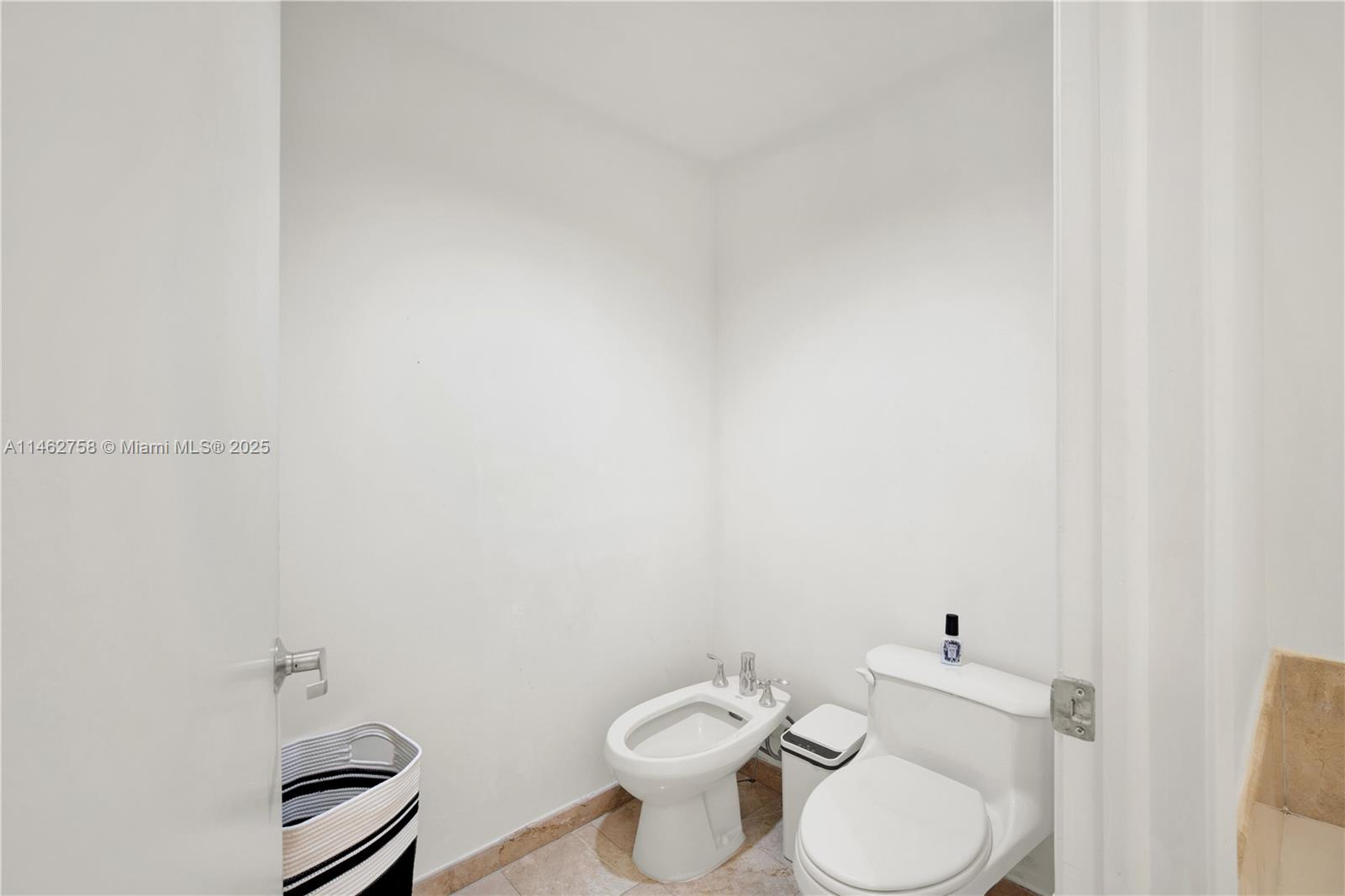 THE VISTAS CONDO - Residential