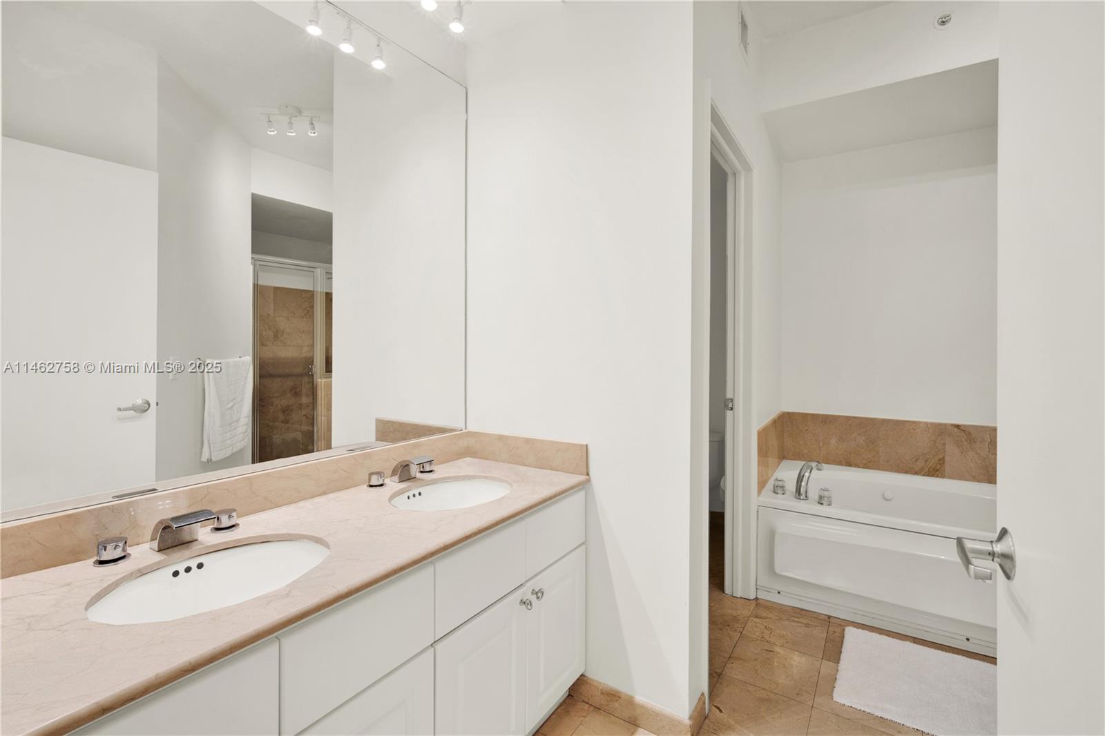 THE VISTAS CONDO - Residential