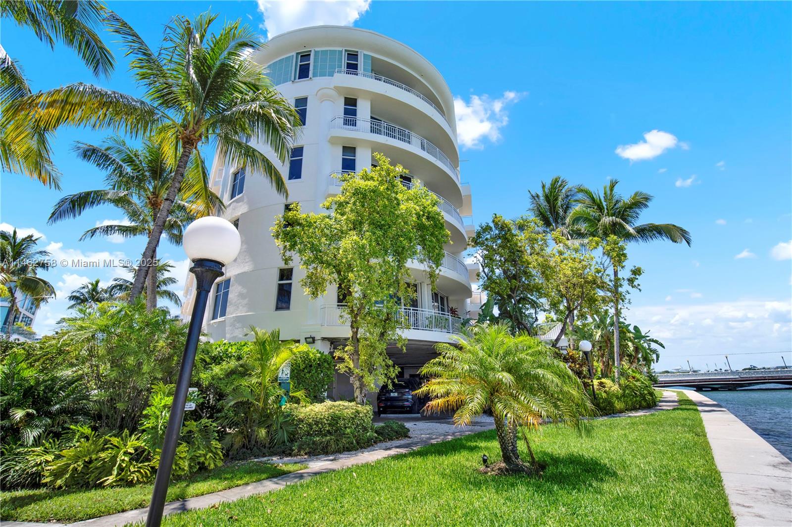 THE VISTAS CONDO - Residential