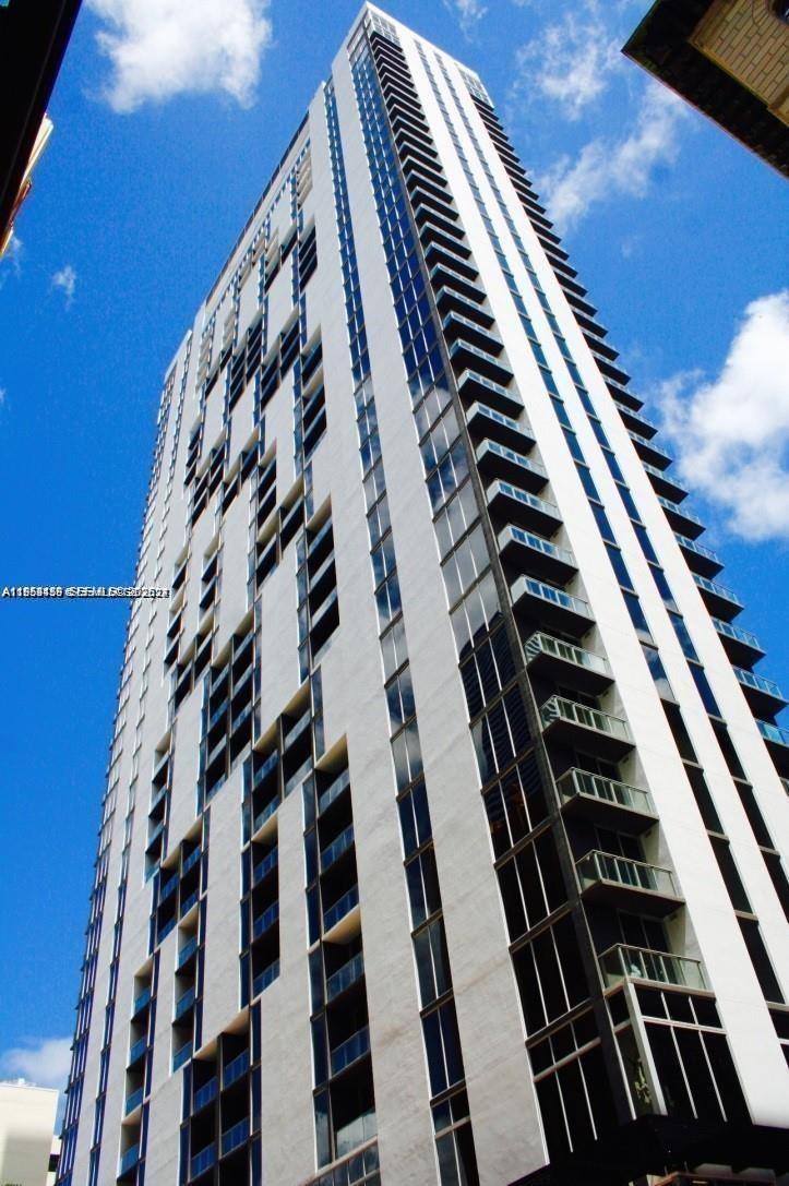 Beautiful building in the heart of Downtown Miami! Nice open studio! Stainless steel appliances, high ceilings, concrete flooring, modern Italian kitchen and bathroom cabinetry. Amazing pool at rooftop. Skyline lounge and club, gym, and sauna. 24/7 front desk. A few blocks from Bayfront park, Kaseya center and restaurants.
