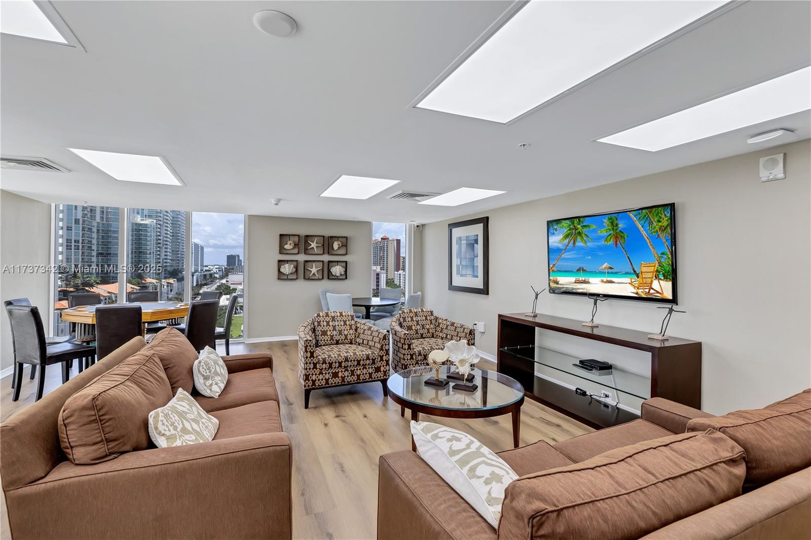 LA PERLA CONDO - Residential Lease