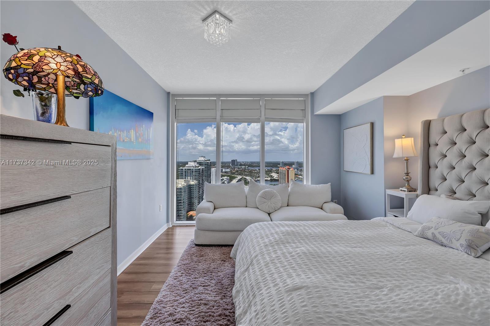 LA PERLA CONDO - Residential Lease