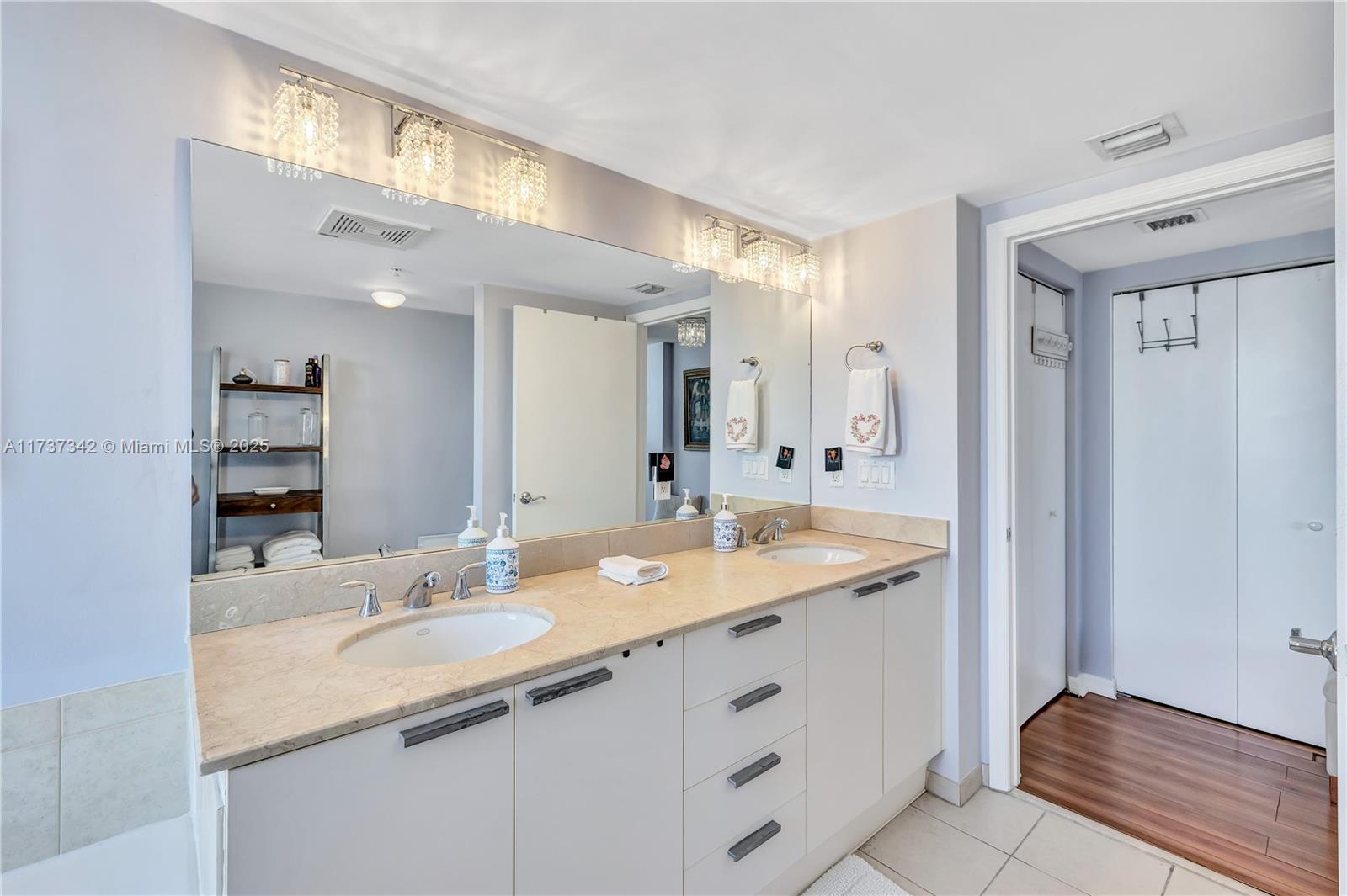 LA PERLA CONDO - Residential Lease