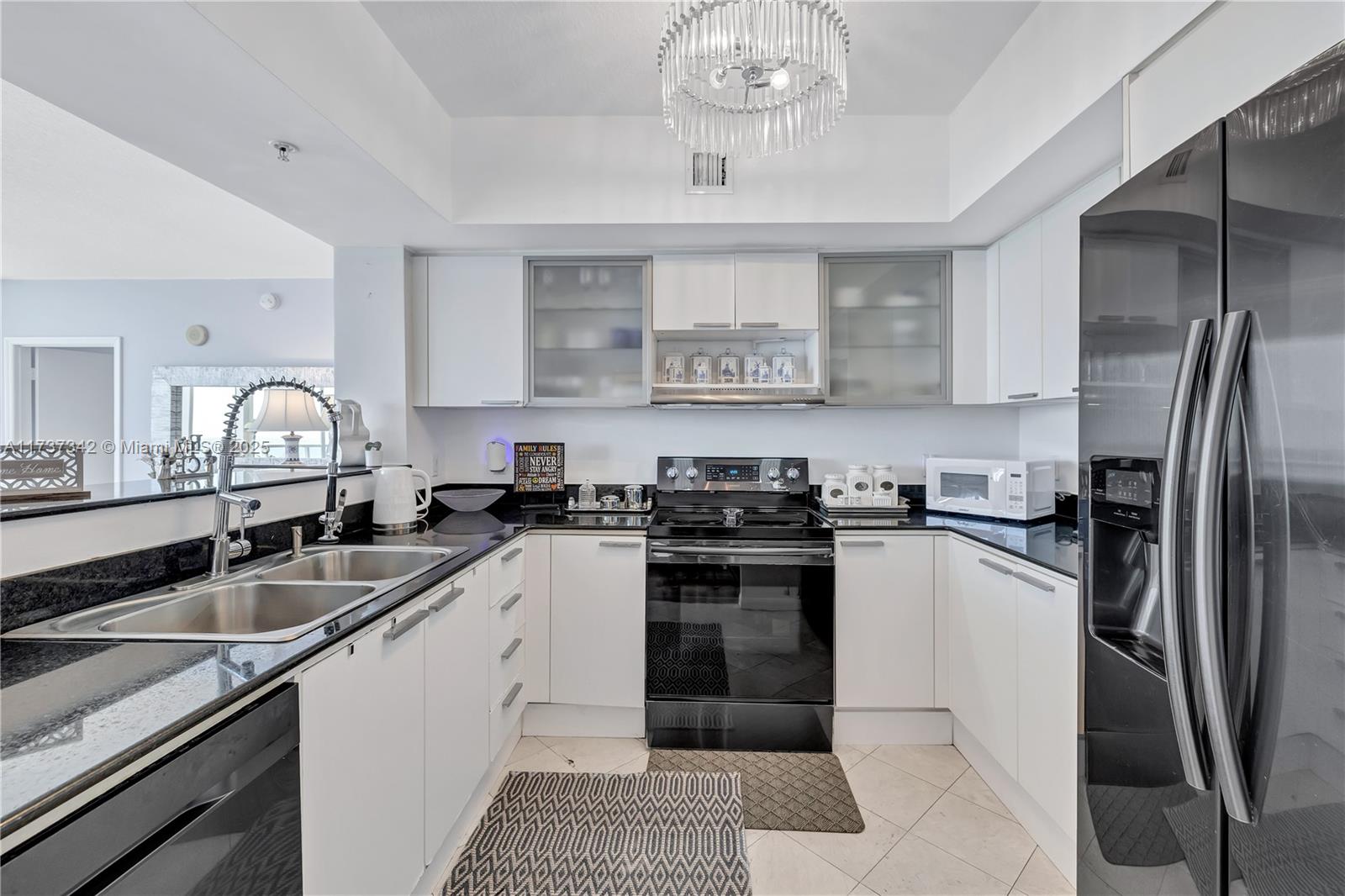 LA PERLA CONDO - Residential Lease