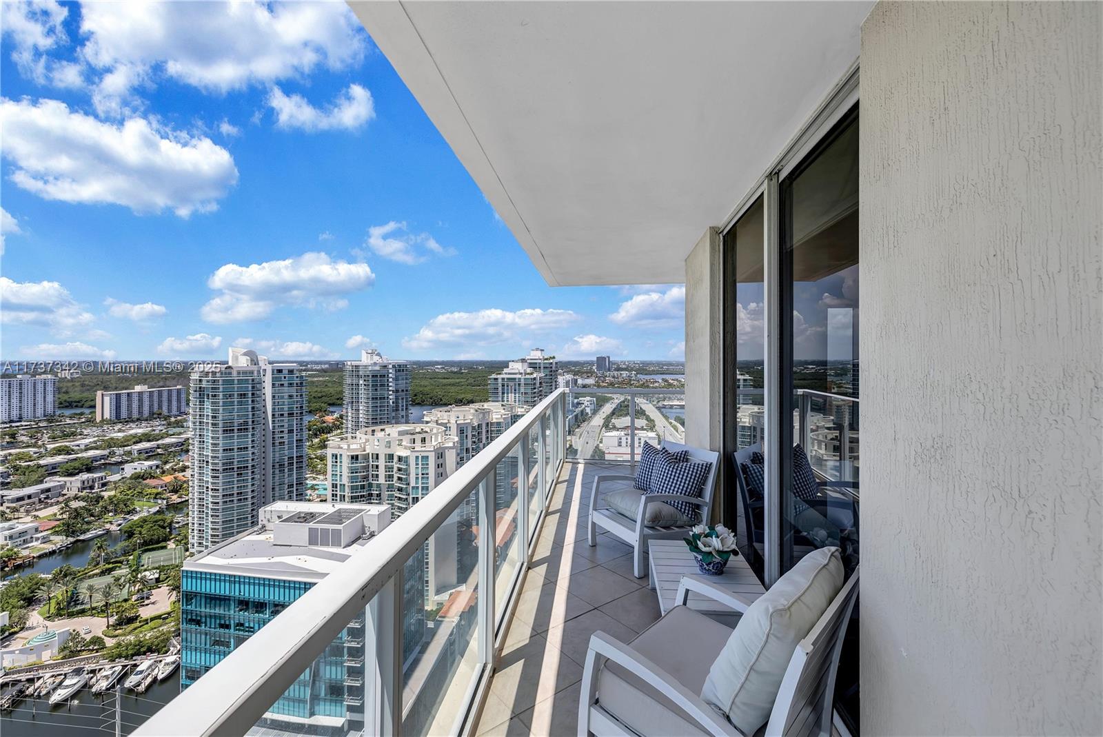 LA PERLA CONDO - Residential Lease
