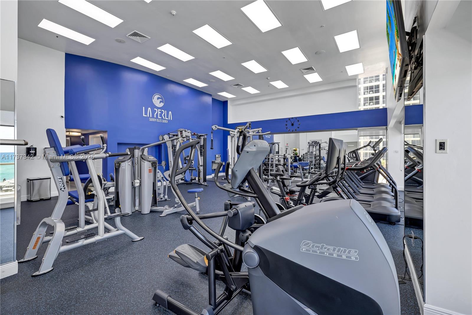 LA PERLA CONDO - Residential Lease