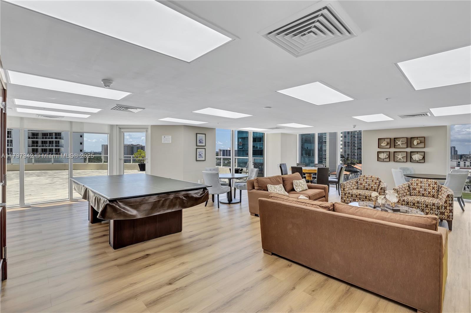 LA PERLA CONDO - Residential Lease