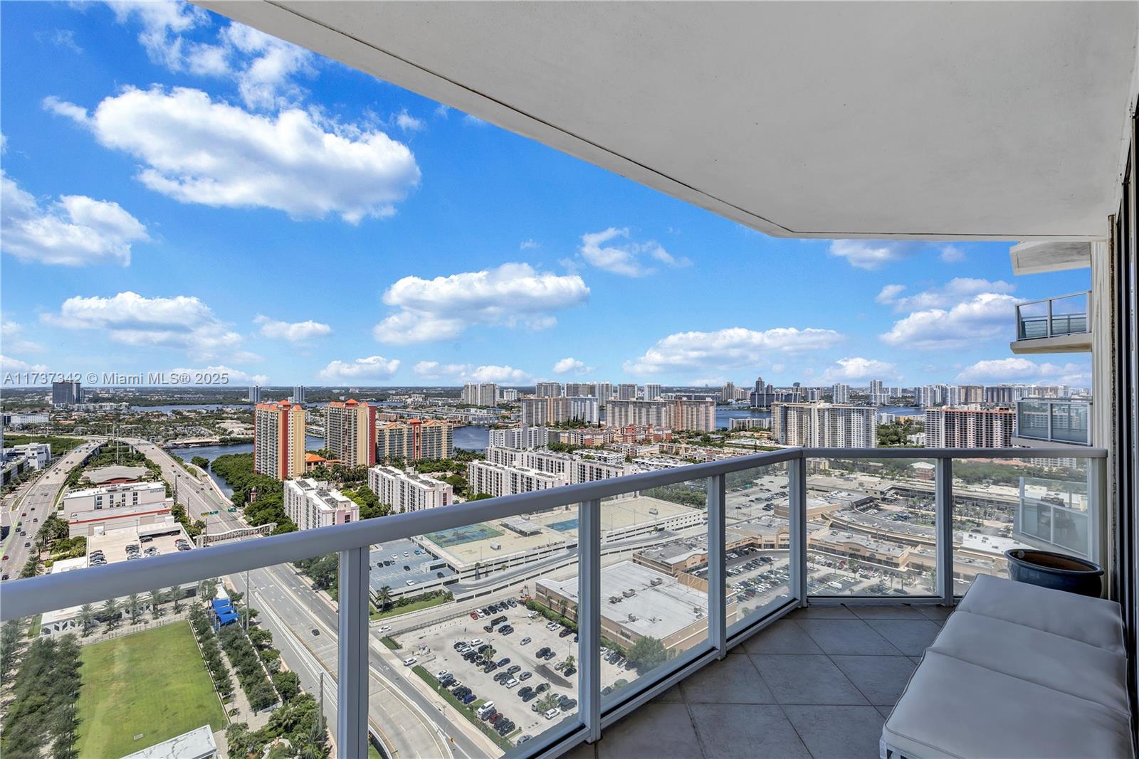 LA PERLA CONDO - Residential Lease