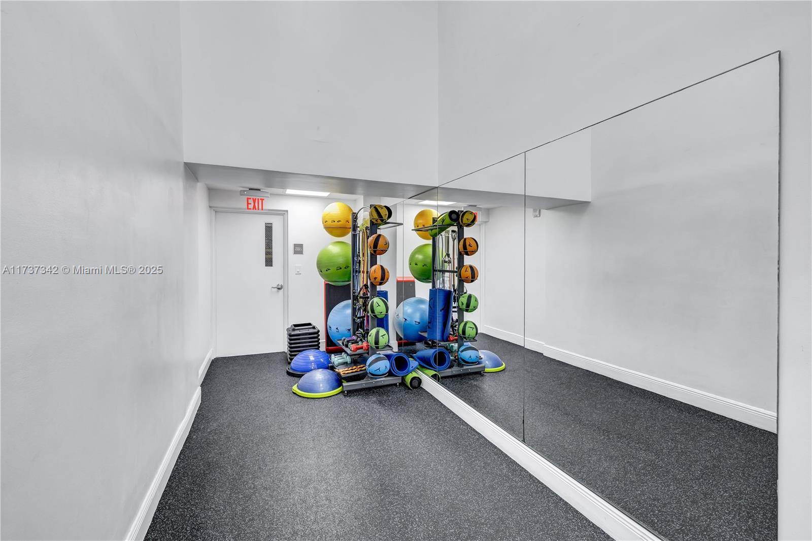 LA PERLA CONDO - Residential Lease