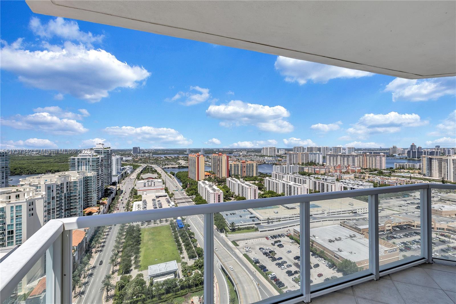 LA PERLA CONDO - Residential Lease