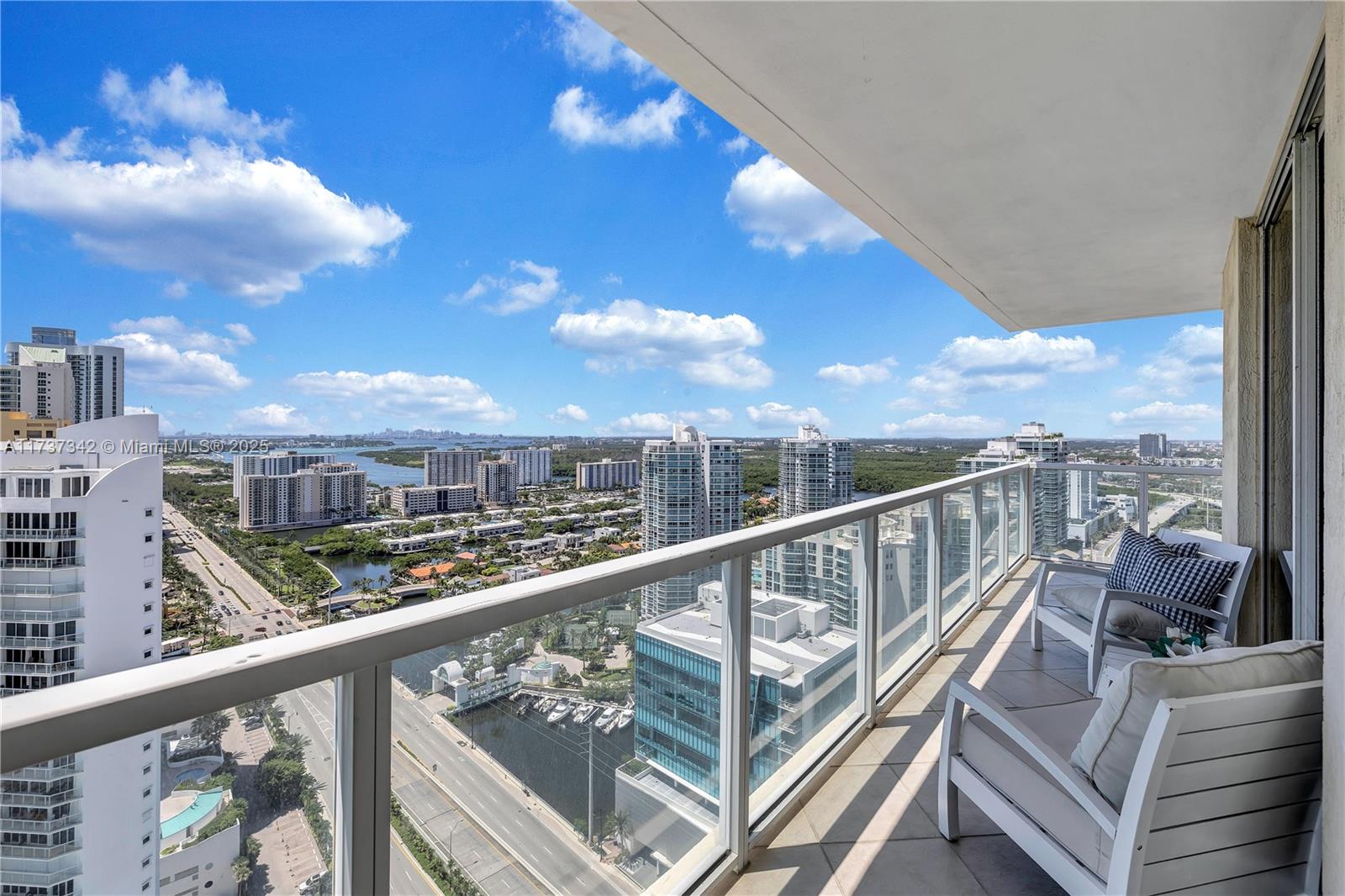 LA PERLA CONDO - Residential Lease
