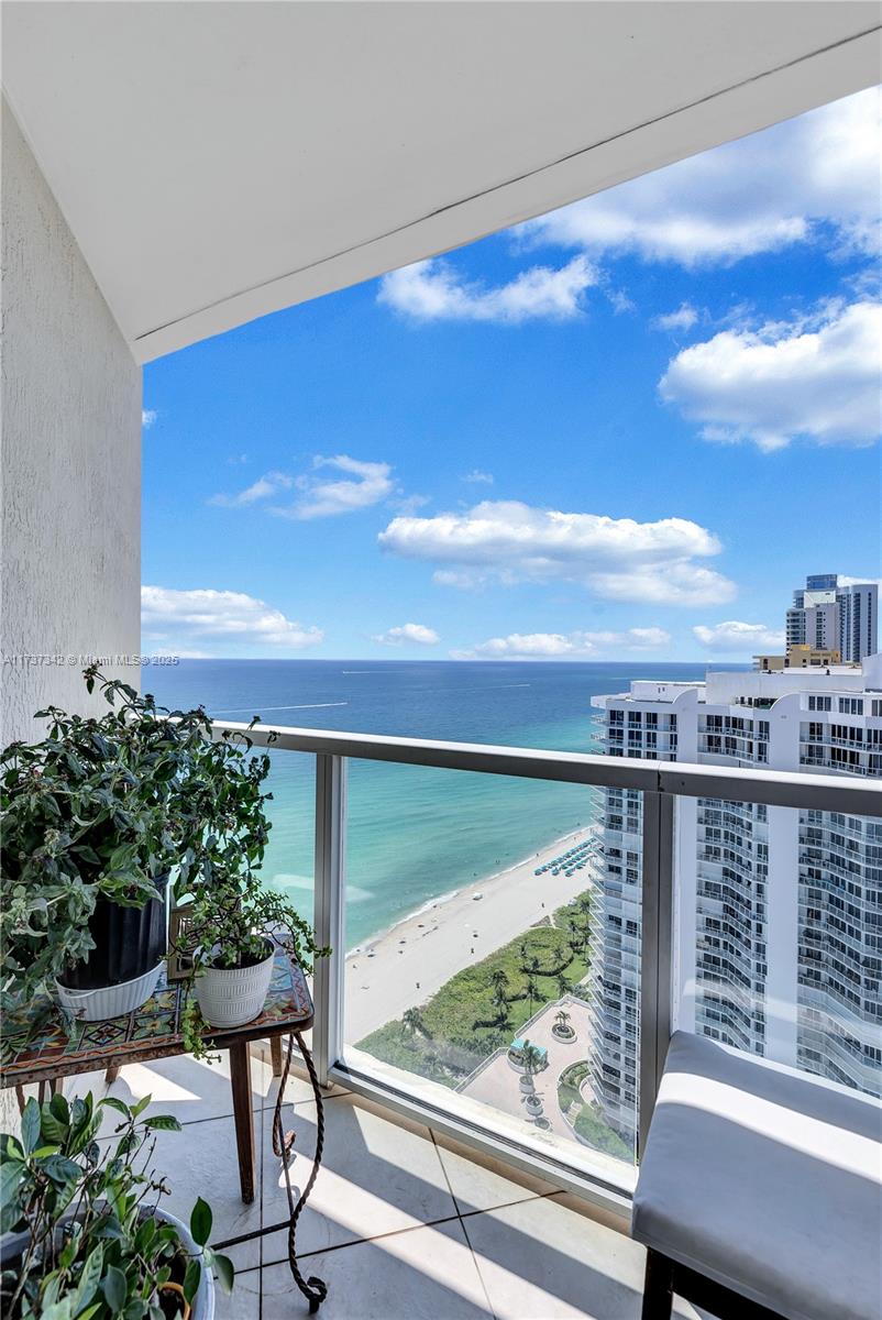 LA PERLA CONDO - Residential Lease