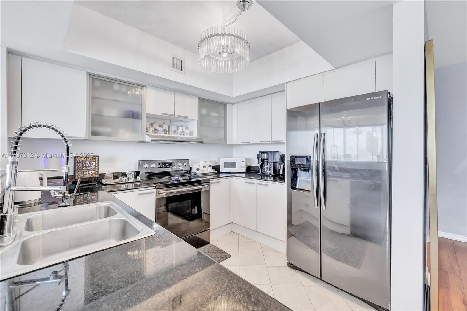 LA PERLA CONDO - Residential Lease
