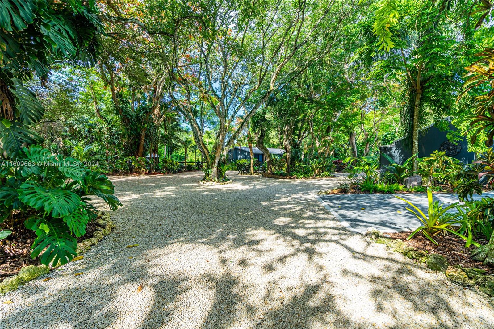 RETREAT ON 5 AC - Residential