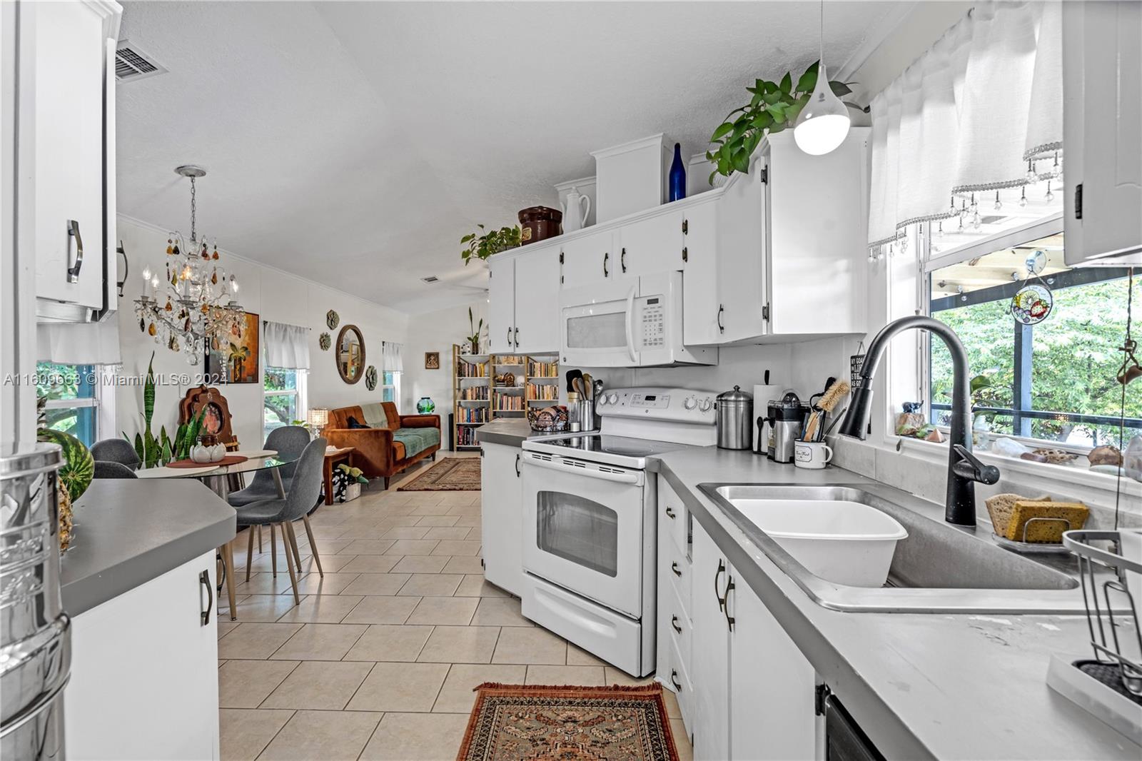 RETREAT ON 5 AC - Residential