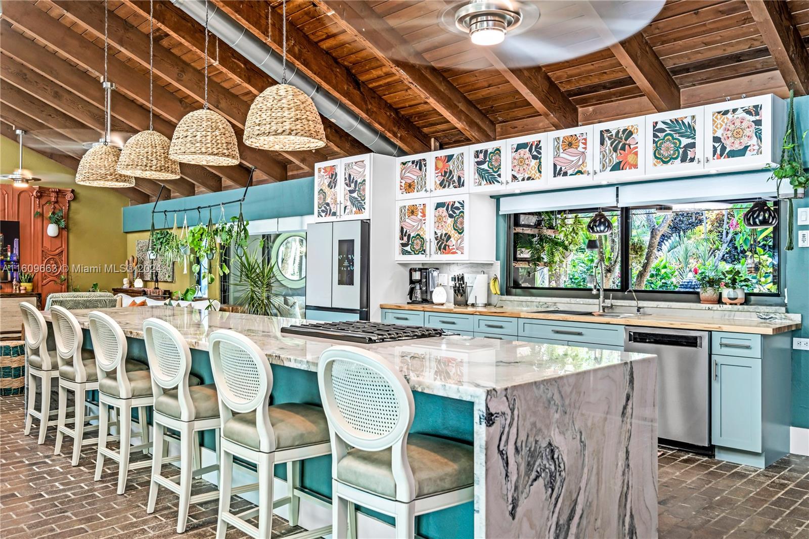RETREAT ON 5 AC - Residential