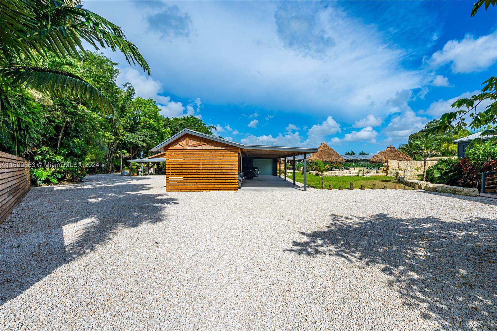 RETREAT ON 5 AC - Residential