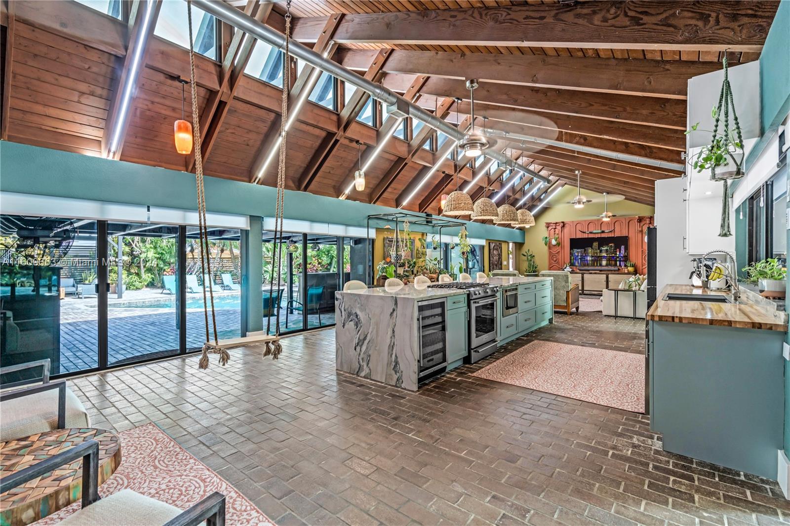 RETREAT ON 5 AC - Residential