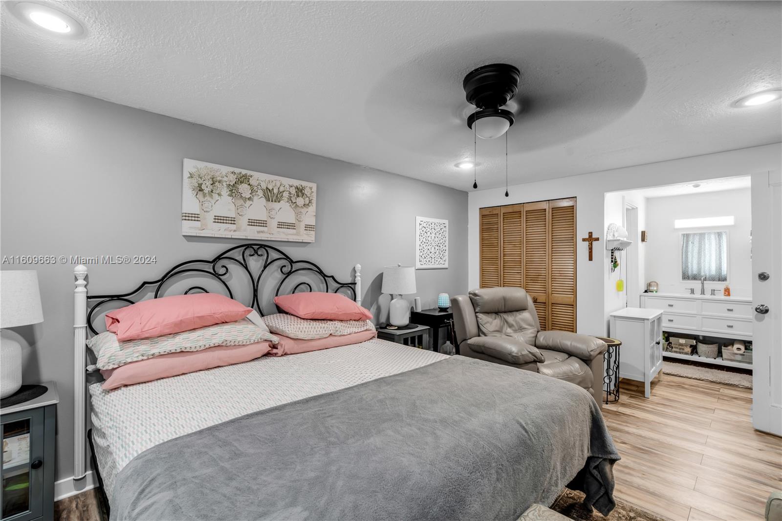 RETREAT ON 5 AC - Residential