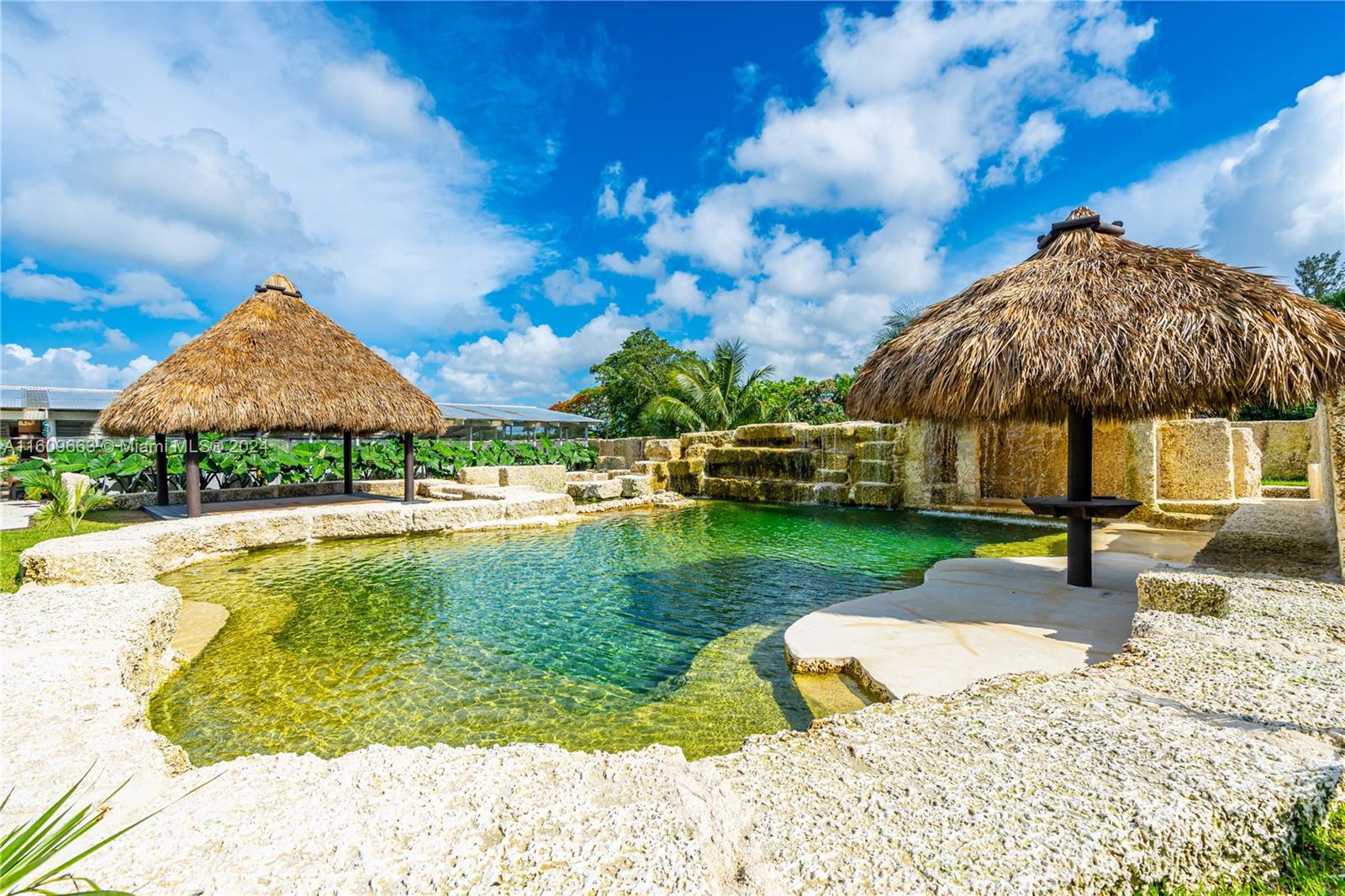 RETREAT ON 5 AC - Residential