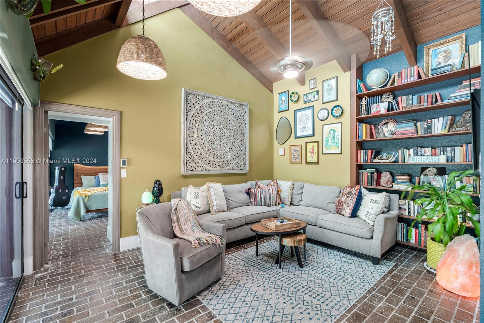 RETREAT ON 5 AC - Residential
