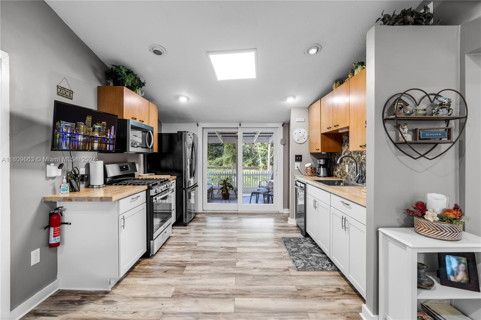 RETREAT ON 5 AC - Residential