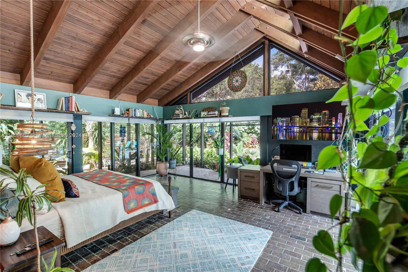 RETREAT ON 5 AC - Residential