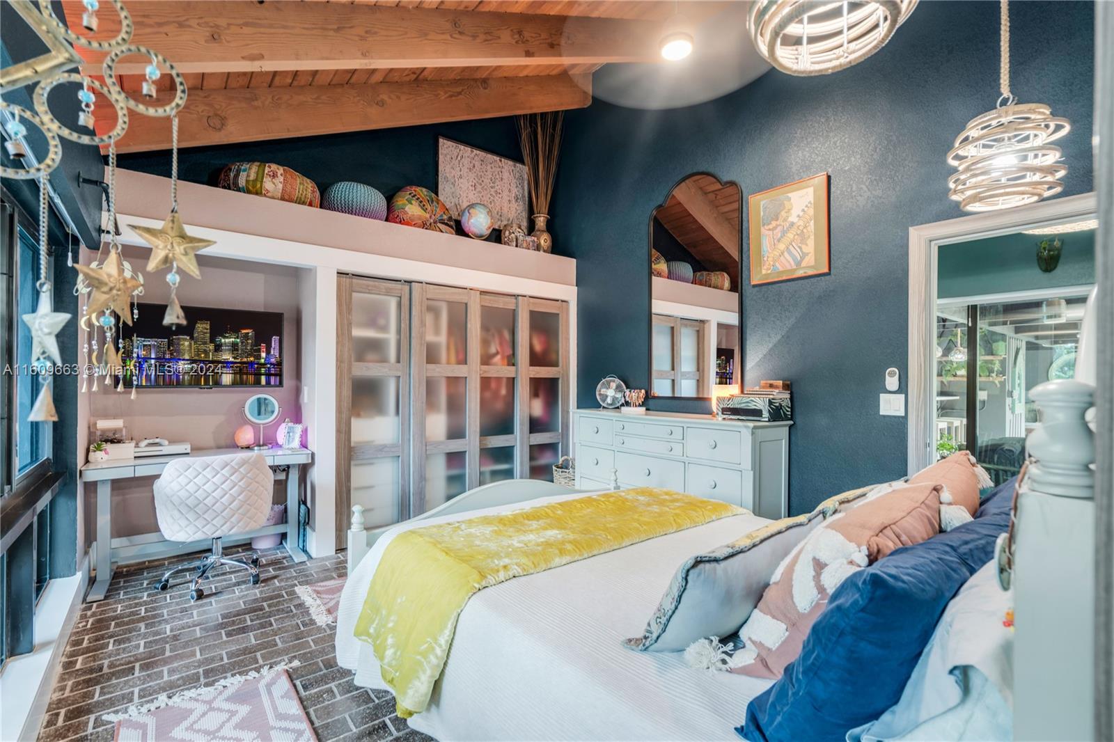 RETREAT ON 5 AC - Residential