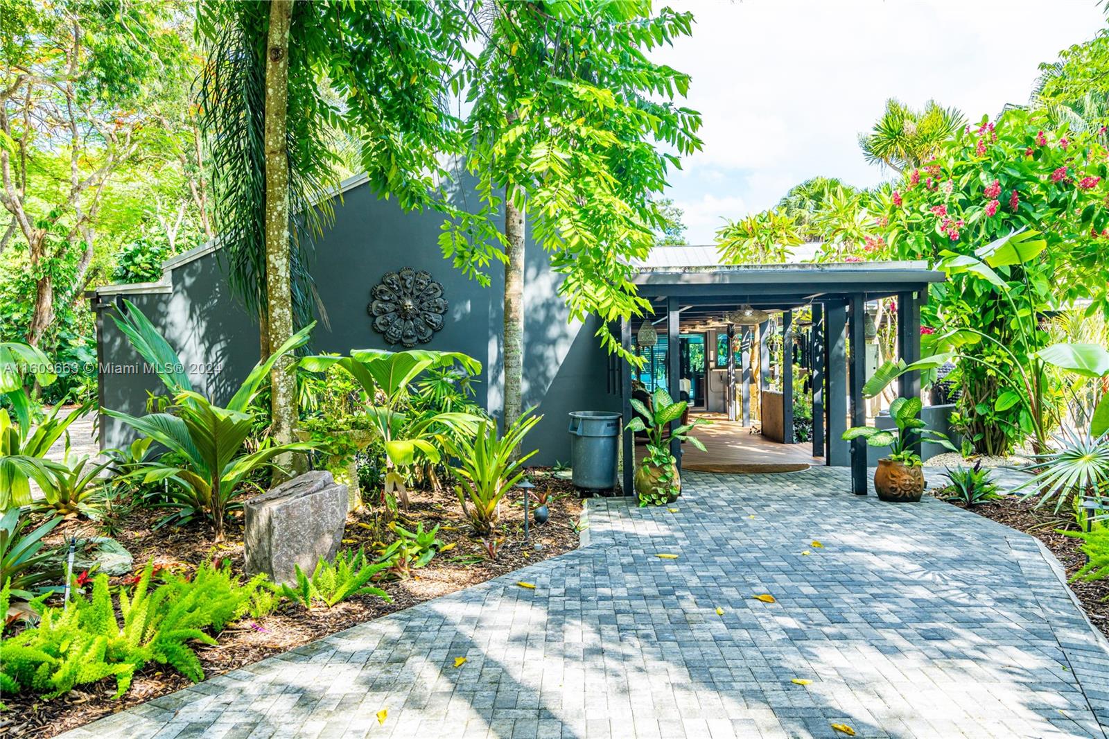 RETREAT ON 5 AC - Residential