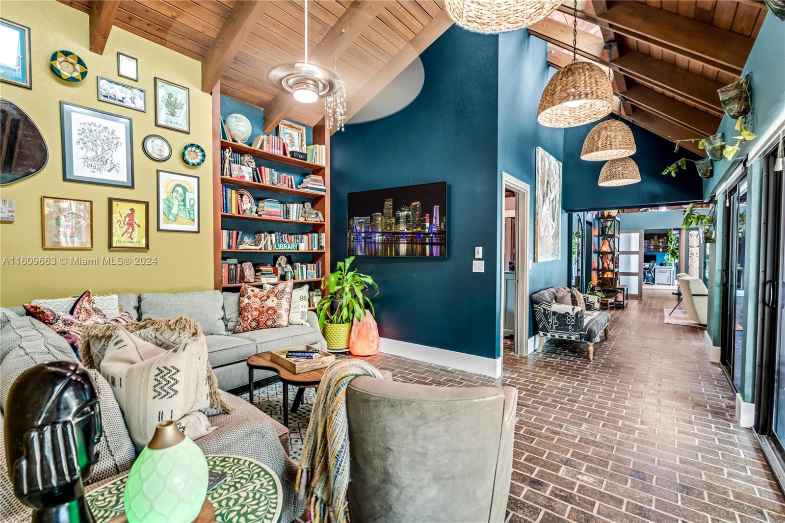 RETREAT ON 5 AC - Residential